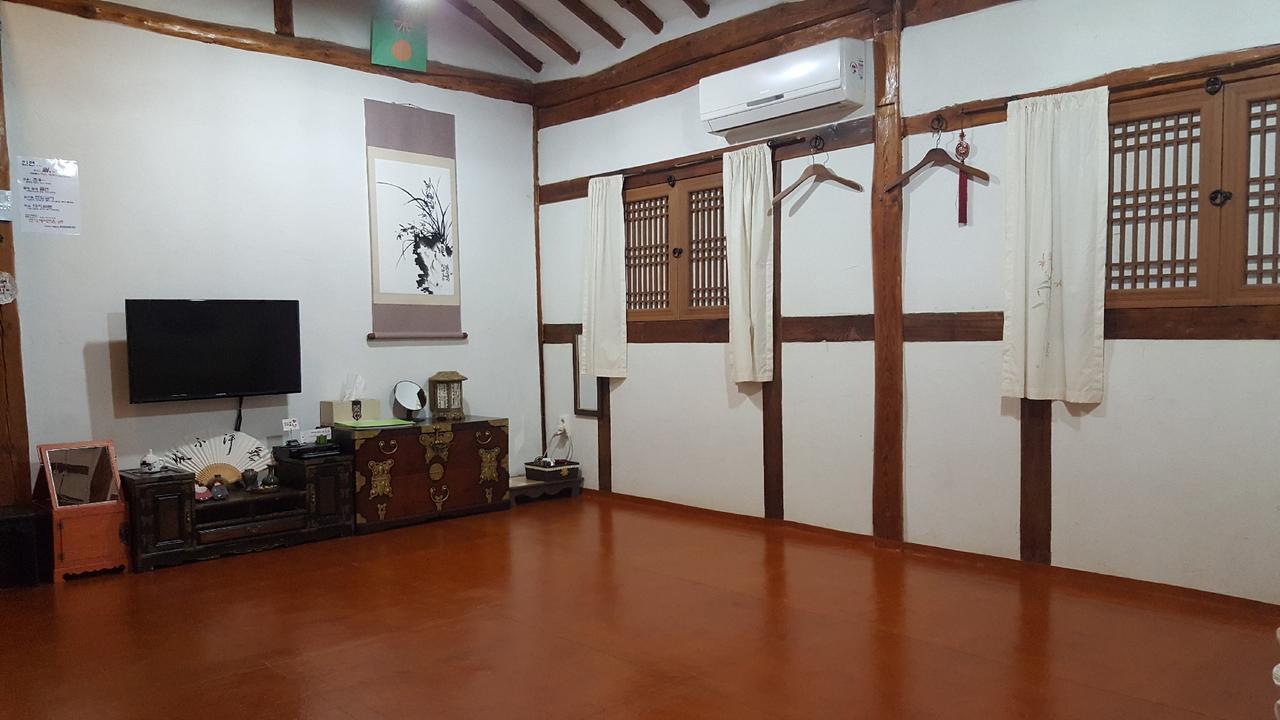 Inyeon Hanok Guesthouse Чонджу Екстериор снимка